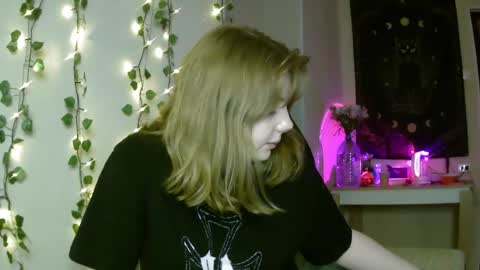 Snapshot of lollylol11 chatting on March 10, 4:57 pm Lilly online show from March 10, 4:57 pm