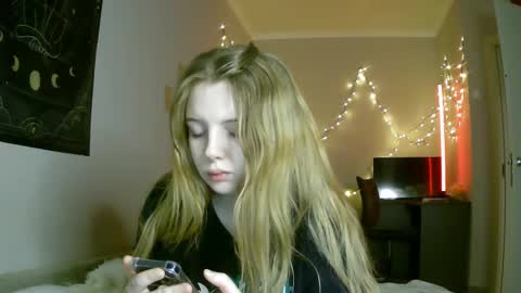Snapshot of lollylol11 chatting on January 18, 12:57 am Lilly online show from January 18, 12:57 am
