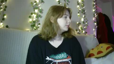 Snapshot of lollylol11 chatting on March 5, 4:35 pm Lilly online show from March 5, 4:35 pm
