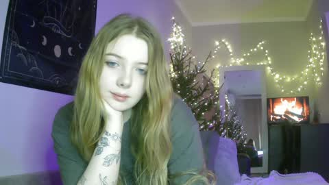 Snapshot of lollylol11 chatting on December 28, 10:13 pm Lilly online show from December 28, 10:13 pm