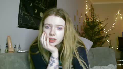 Snapshot of lollylol11 chatting on January 12, 1:37 pm Lilly online show from January 12, 1:37 pm