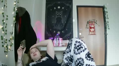 Snapshot of lollylol11 chatting on February 21, 7:12 am Lilly online show from February 21, 7:12 am