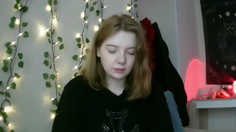 Snapshot of lollylol11 chatting on March 11, 1:23 pm Lilly online show from March 11, 1:23 pm