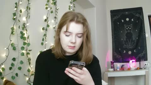 Snapshot of lollylol11 chatting on February 18, 12:28 pm Lilly online show from February 18, 12:28 pm