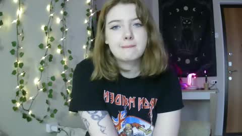 Snapshot of lollylol11 chatting on March 6, 12:30 pm Lilly online show from March 6, 12:30 pm