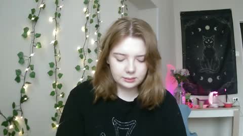 Snapshot of lollylol11 chatting on March 10, 1:54 pm Lilly online show from March 10, 1:54 pm