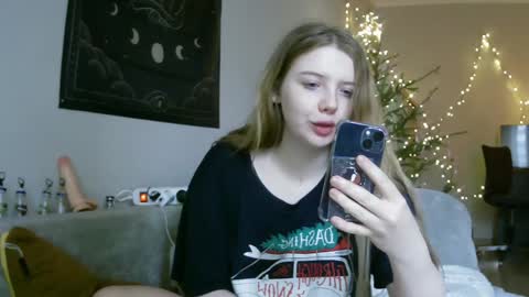 Snapshot of lollylol11 chatting on January 12, 7:32 am Lilly online show from January 12, 7:32 am