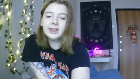 Snapshot of lollylol11 chatting on March 2, 12:43 pm Lilly online show from March 2, 12:43 pm