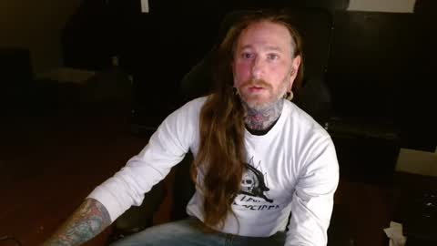 Snapshot of longhair021 chatting on December 17, 2:01 am longhair online show from December 17, 2:01 am