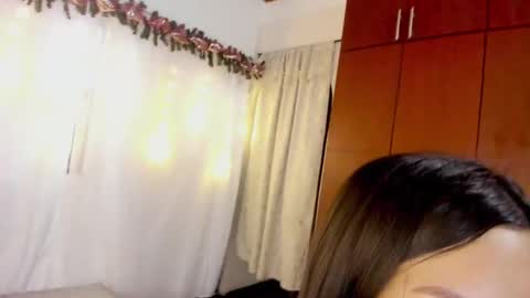 Snapshot of loreth_jw chatting on December 21, 8:54 pm Queen Loreth online show from December 21, 8:54 pm