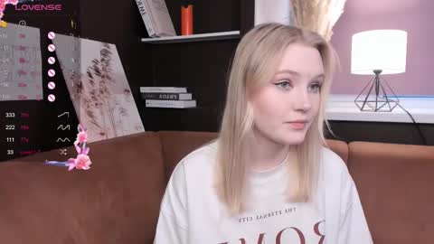 Snapshot of lorettacarnley chatting on March 12, 4:51 am Alice online show from March 12, 4:51 am