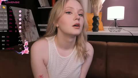 Snapshot of lorettacarnley chatting on March 4, 7:22 pm Alice online show from March 4, 7:22 pm