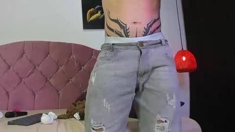 Snapshot of louis_bcasta1 chatting on March 6, 11:03 am OF louis bcasta1 online show from March 6, 11:03 am