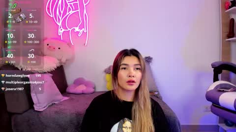 Snapshot of lovejuana_ chatting on September 15, 11:44 am online show from September 15, 11:44 am
