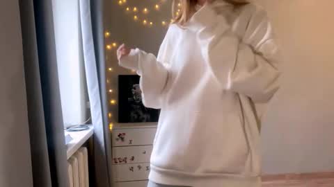 Ella online show from December 22, 6:20 am