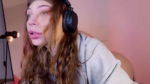Snapshot of lovelorn_ chatting on February 22, 4:40 am Elsa online show from February 22, 4:40 am