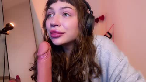 Snapshot of lovelorn_ chatting on February 9, 8:43 am Elsa online show from February 9, 8:43 am