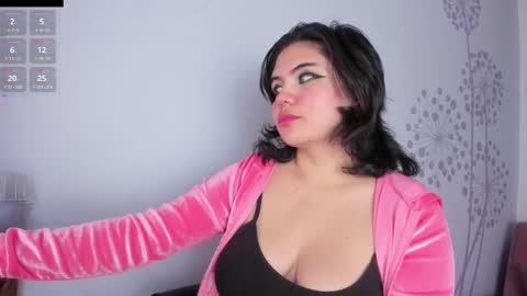 Snapshot of lovely_paris_01 chatting on February 10, 6:31 am Paris Rose online show from February 10, 6:31 am