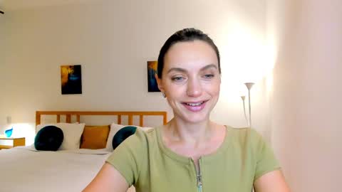 Mia online show from December 4, 12:30 pm