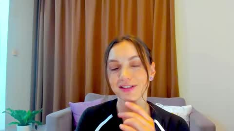 Mia online show from September 12, 10:28 am