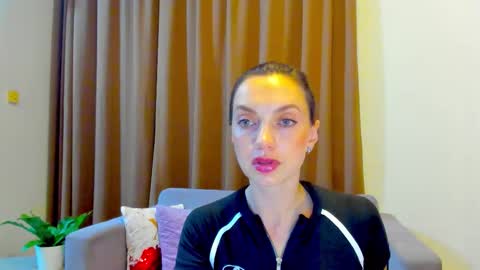 Mia online show from September 21, 3:05 pm