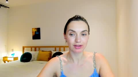 Mia online show from December 17, 2:22 pm