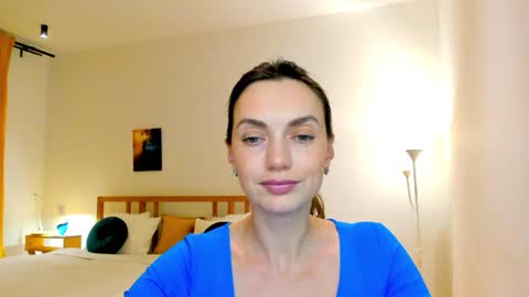 Mia online show from December 8, 5:01 pm