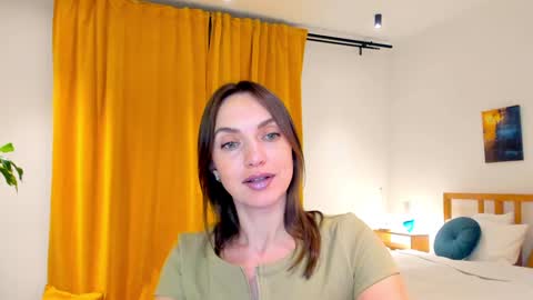 Mia online show from December 13, 7:10 pm