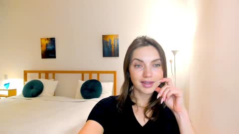 Mia online show from December 11, 4:31 pm