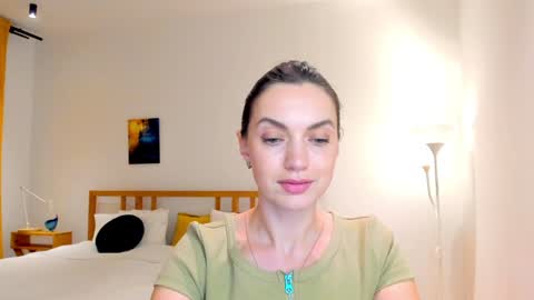 Mia online show from December 10, 1:44 pm