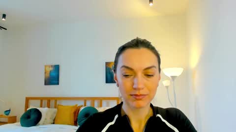 Mia online show from December 16, 7:48 am