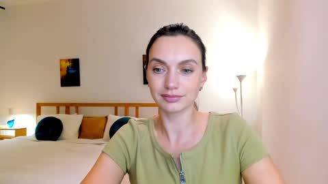 Mia online show from December 4, 5:05 pm