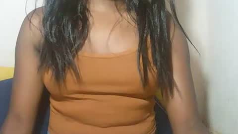 lovelylarra online show from February 8, 11:35 am