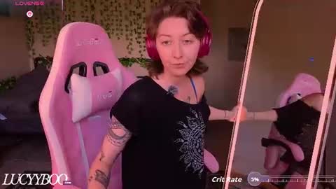 lovelylittlelucyy online show from June 18, 10:15 pm