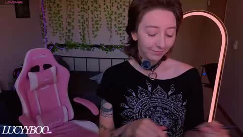 lovelylittlelucyy online show from May 31, 9:49 pm