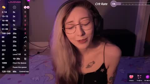 lovelylittlelucyy online show from December 23, 1:51 am