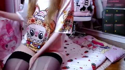 Snapshot of lovelynekochan chatting on September 16, 11:41 pm Lisa Cherry online show from September 16, 11:41 pm