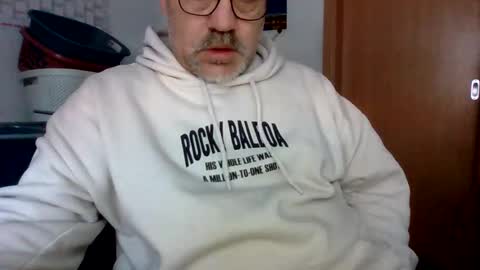 lover010983 online show from January 7, 12:32 pm