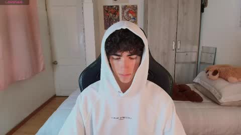 lucas_xo online show from May 26, 10:49 pm