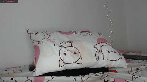 Snapshot of lucia_floress chatting on February 8, 10:51 pm Anna online show from February 8, 10:51 pm