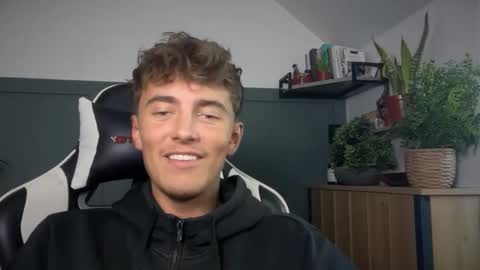 Snapshot of luciancrowe chatting on September 21, 4:44 pm Lucian online show from September 21, 4:44 pm