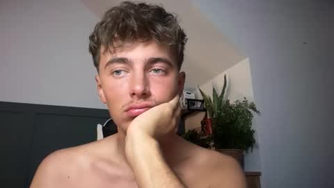 Snapshot of luciancrowe chatting on September 16, 11:19 pm Lucian online show from September 16, 11:19 pm