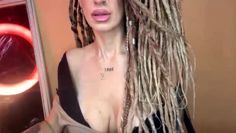 luciashowhot online show from April 17, 8:17 am