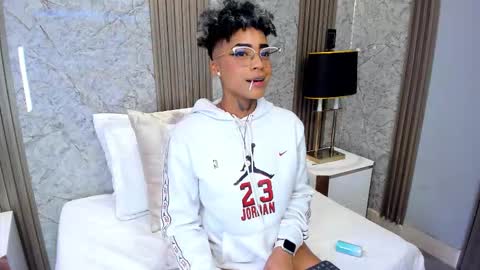  lucia wallace  online show from March 3, 10:50 pm