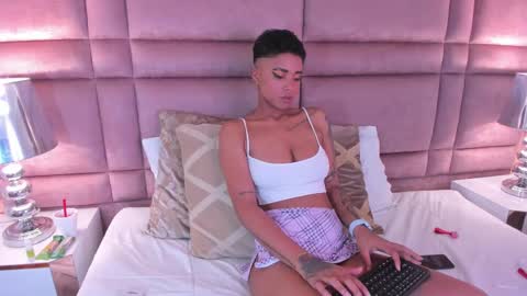 Snapshot of luciawallace chatting on February 18, 12:37 am lucia wallace online show from February 18, 12:37 am