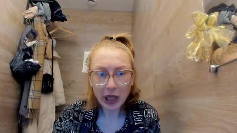 lucky_licky20 online show from December 16, 4:13 am
