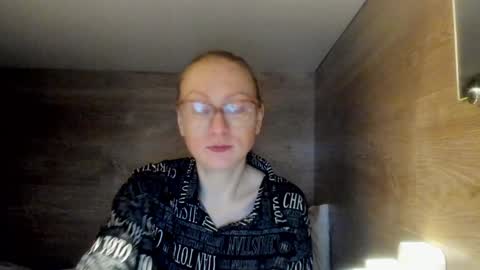 lucky_licky20 online show from January 18, 2:58 am