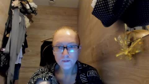 lucky_licky20 online show from December 27, 4:15 am