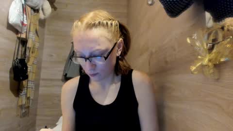 lucky_licky20 online show from December 22, 3:44 am