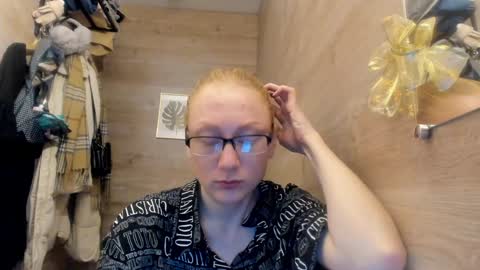 lucky_licky20 online show from December 18, 3:58 am
